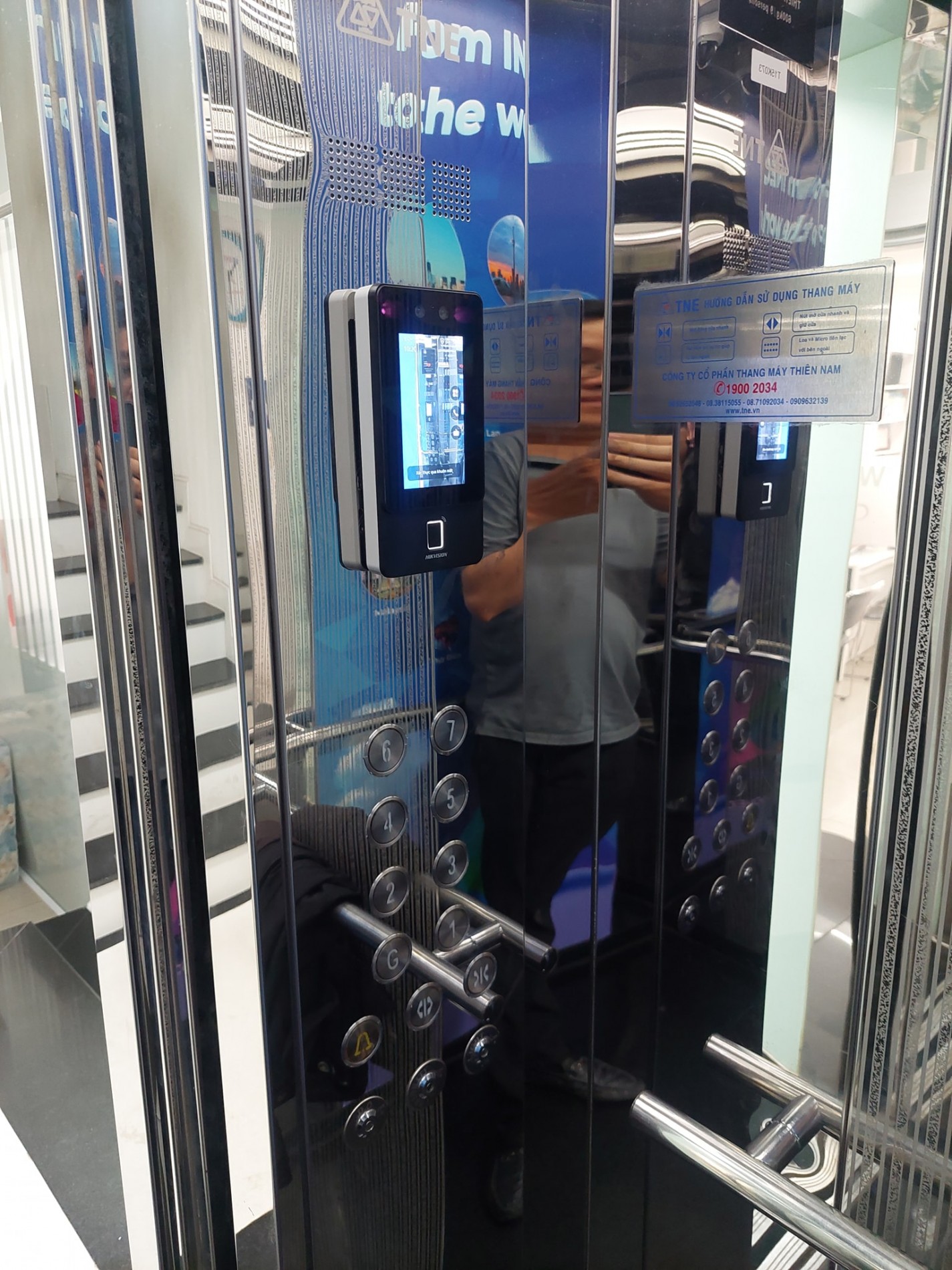 kiem-soat-thang-may-van-tay-khuon-mat-hikvision-da-nang